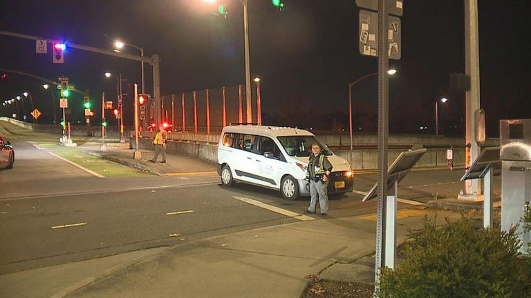 Bicyclist killed in crash on Highway 43 south of Sellwood Bridge