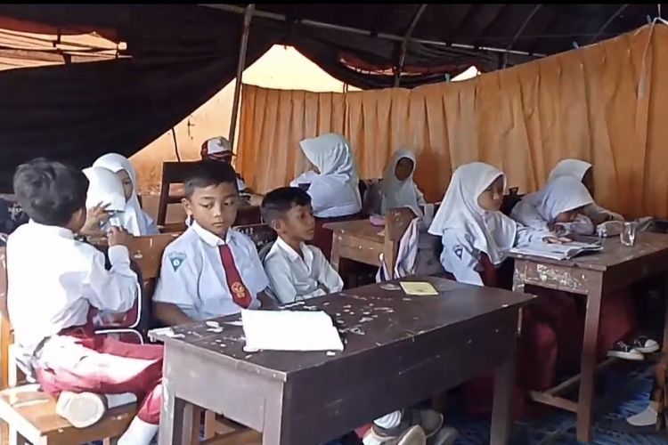 Sekolah di Pamekasan Disegel, Siswa: Kami Ingin Sekolah Seperti Dulu