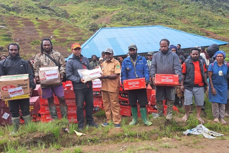 Bantuan Kemanusiaan Kemensos Tiba di Distrik Dal untuk Warga Terdampak Banjir dan Longsor Nduga