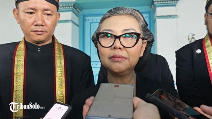 Meski Berselisih, Upacara Jumenengan Raja Keraton Solo PB XIV Tetap Khidmat