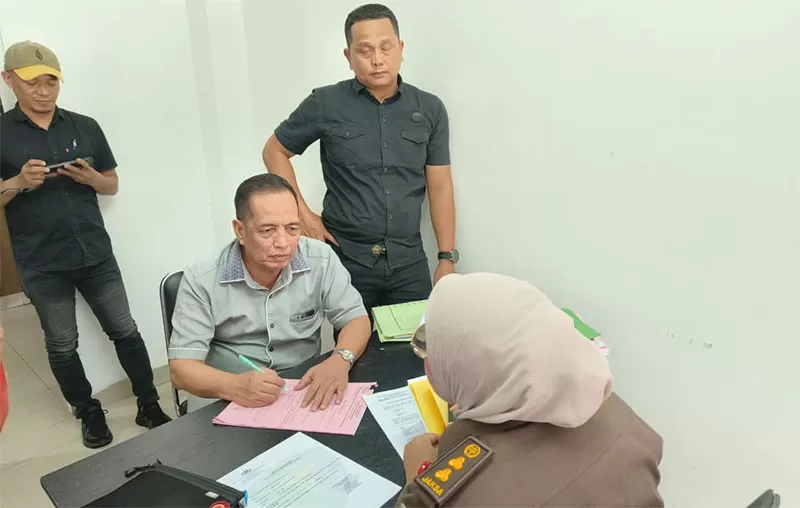 Asri Auzar Resmi Diserahkan ke Kejari Pekanbaru, Pengacara Ajukan Penangguhan Penahanan