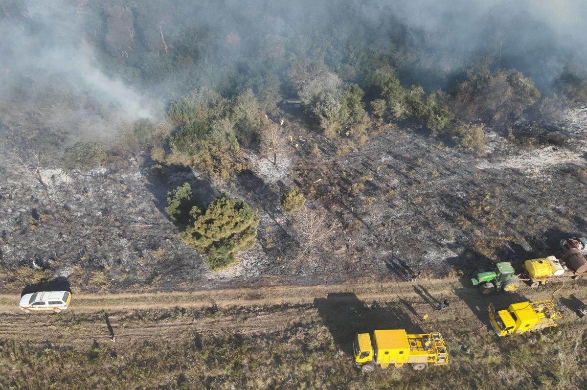 Fire truck rolls down embankment while fighting Bredasdorp fire – PHOTOS