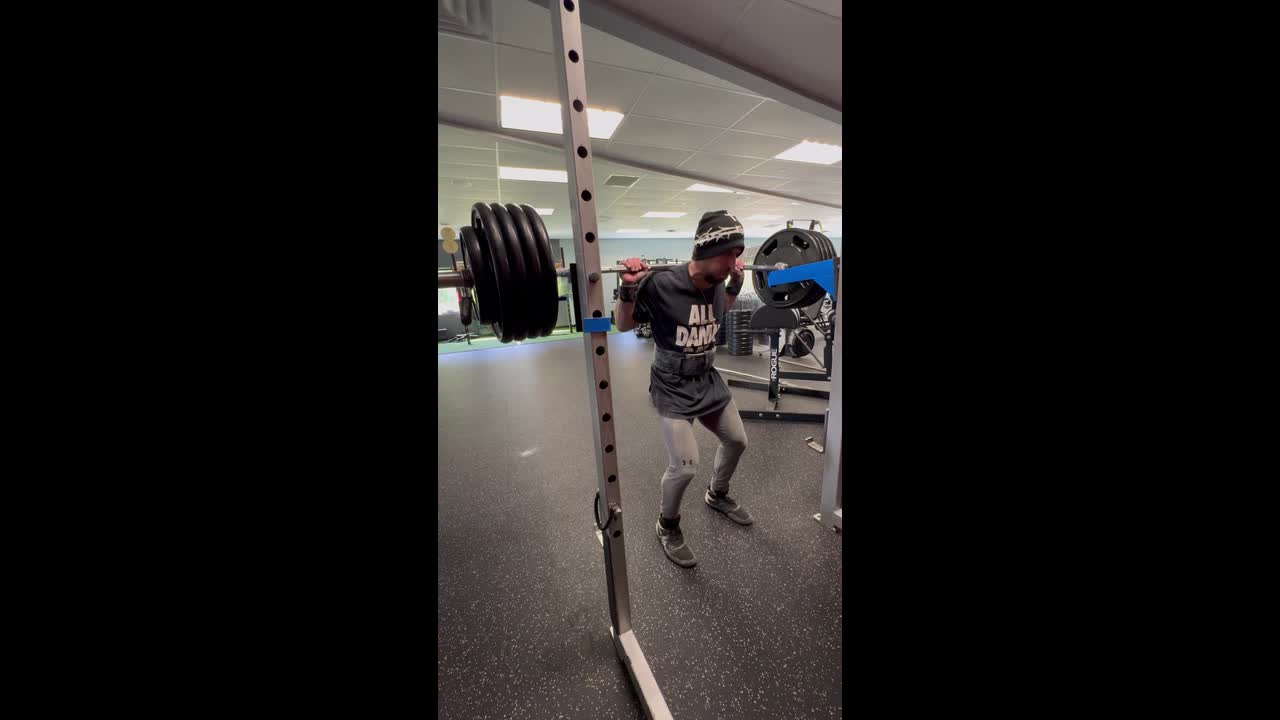 Gym-goer fractures ankle in 455lb squat fail—viral Instagram clip hits ...