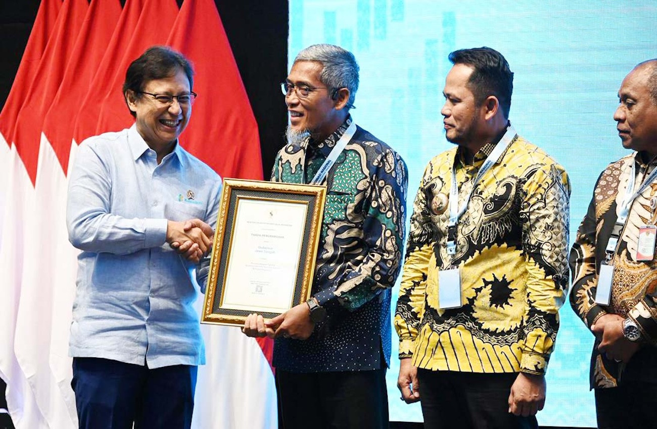 Sukses Turunkan Stunting, Gubernur Luhtfi Dianugerahi Penghargaan Kemenkes