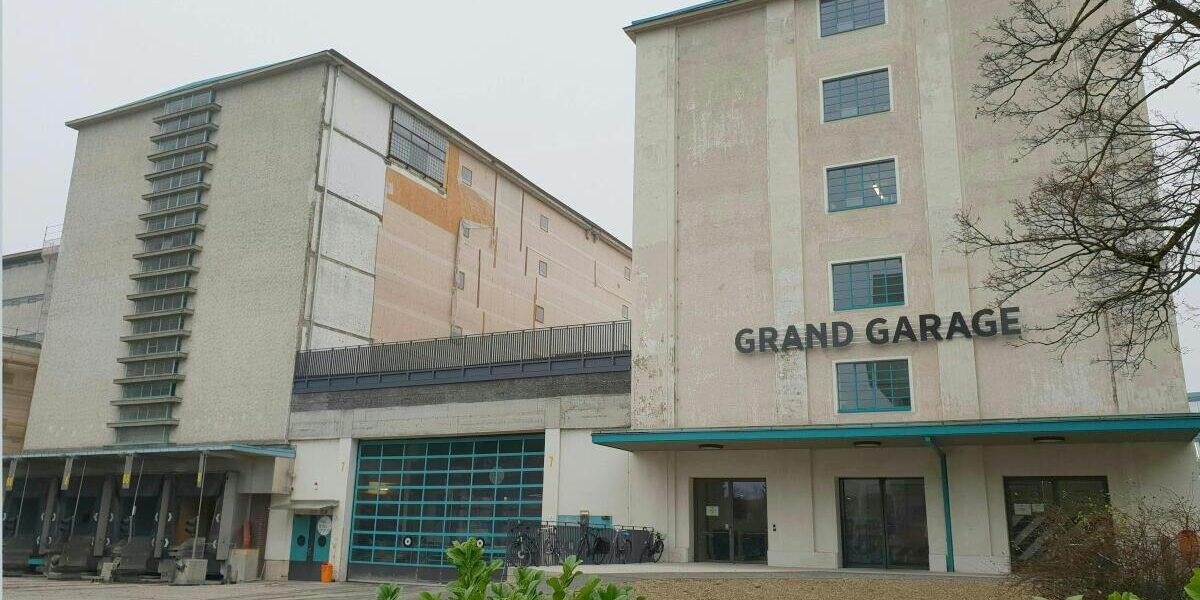 Linzer Tabakfabrik feiert 90 Jahre: Ausstellung mit KI und Geschichte