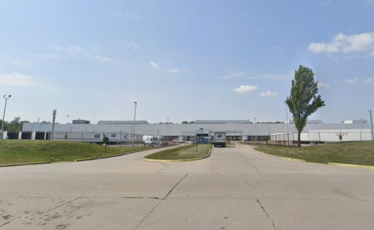 Air Force vet found dead in USPS mail hauling machine