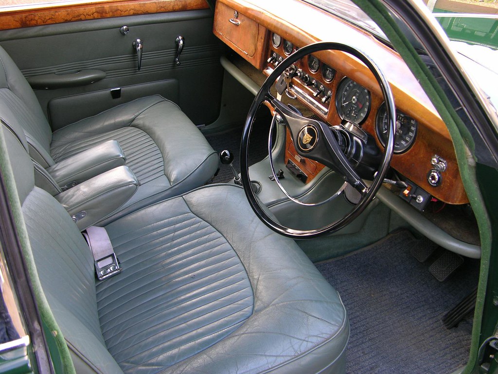 Sabrina Carpenter's Waif-Human Shape: Unpacking the Singer's Physique and Style