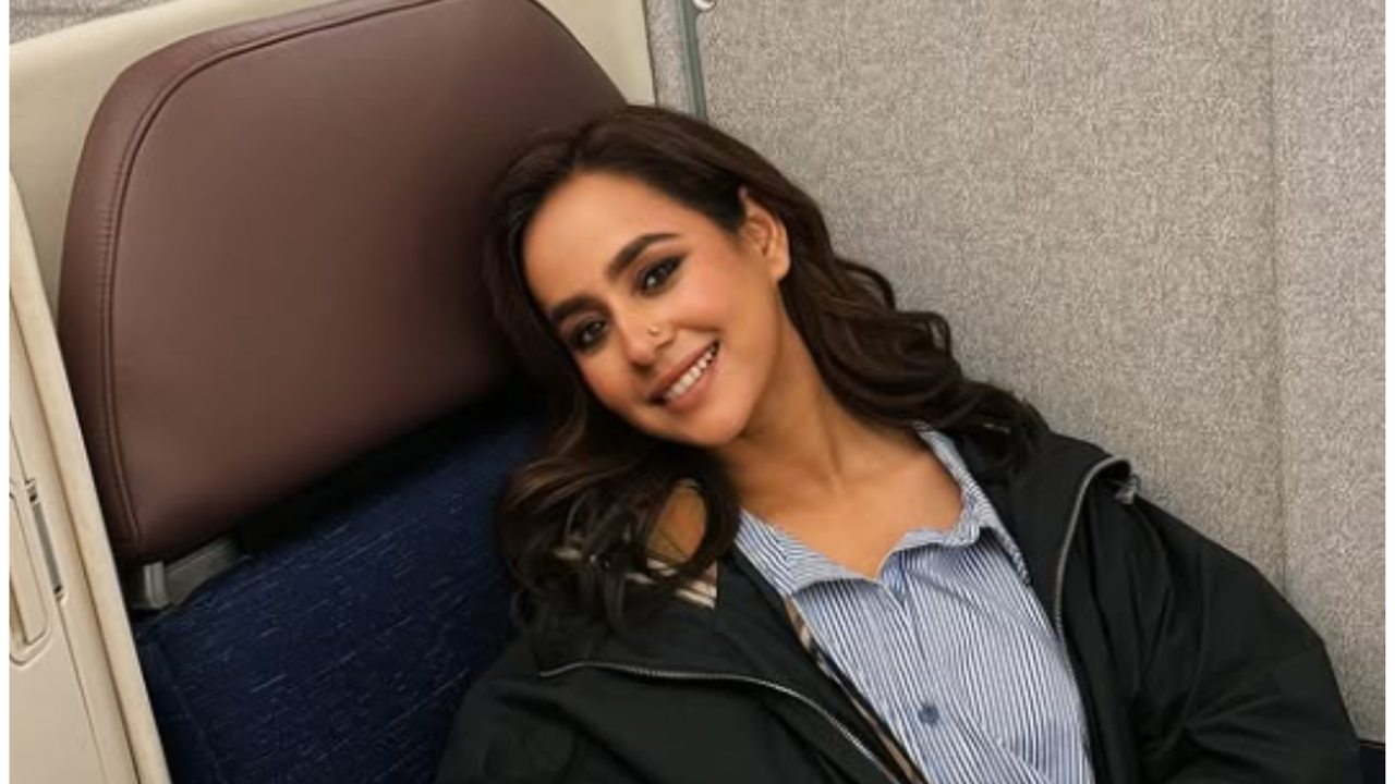 Who Is Sunanda Sharma? Meet Punjabi Singer Going Viral For Hugging Fan ...