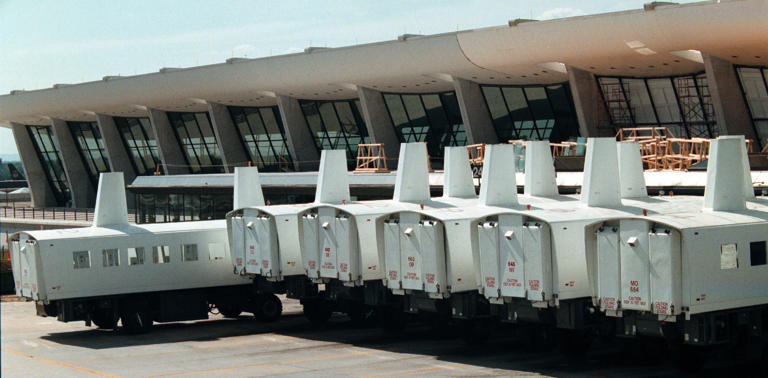 ¿Iconos o reliquias? Los enormes autobuses de transporte de pasajeros de Dulles vuelven a generar debate.