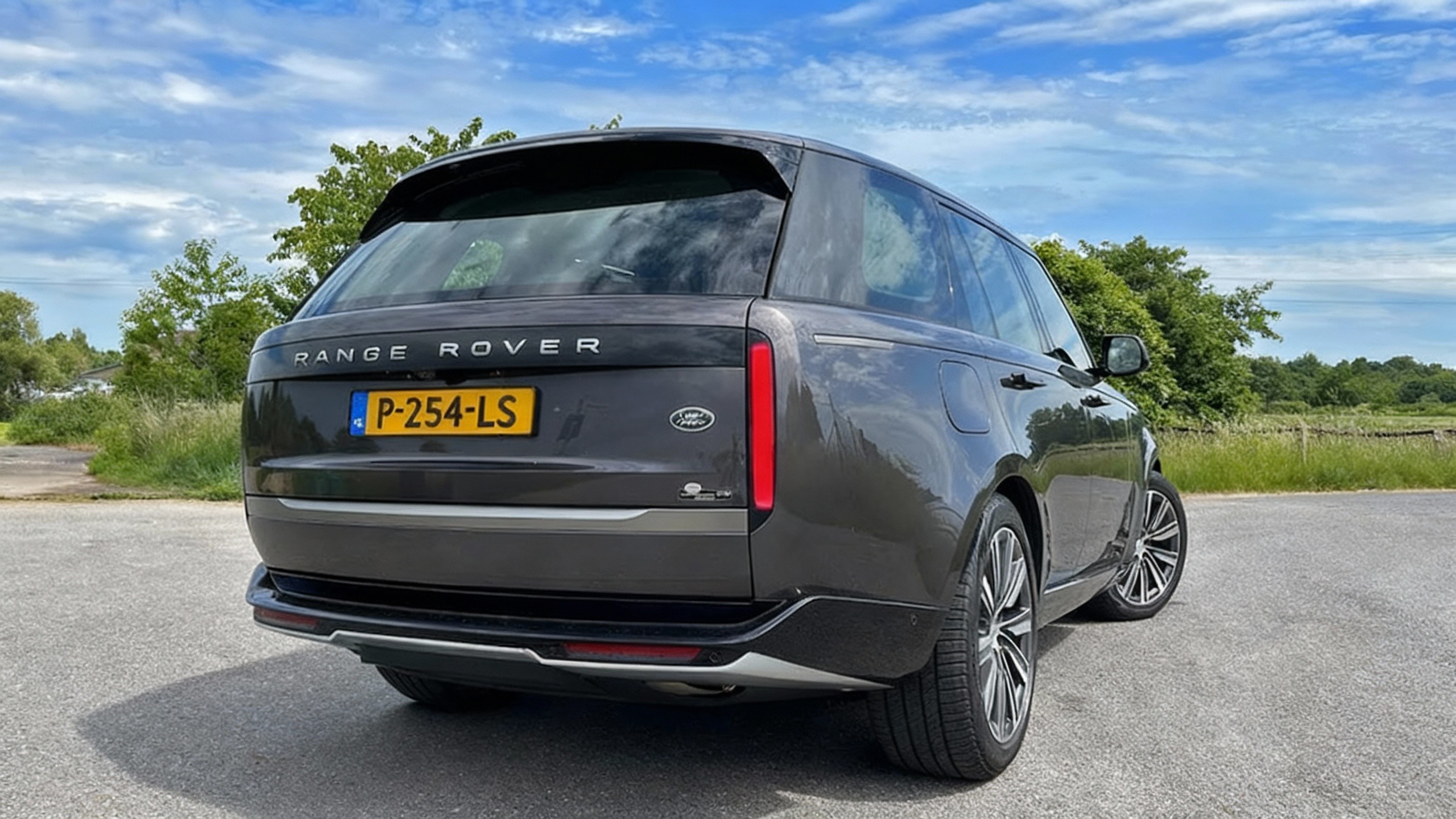 How Does the 2022 Range Rover Handle the Autobahn?