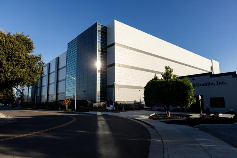 Letters to the Editor: Solar panels could help data centers sitting in ...