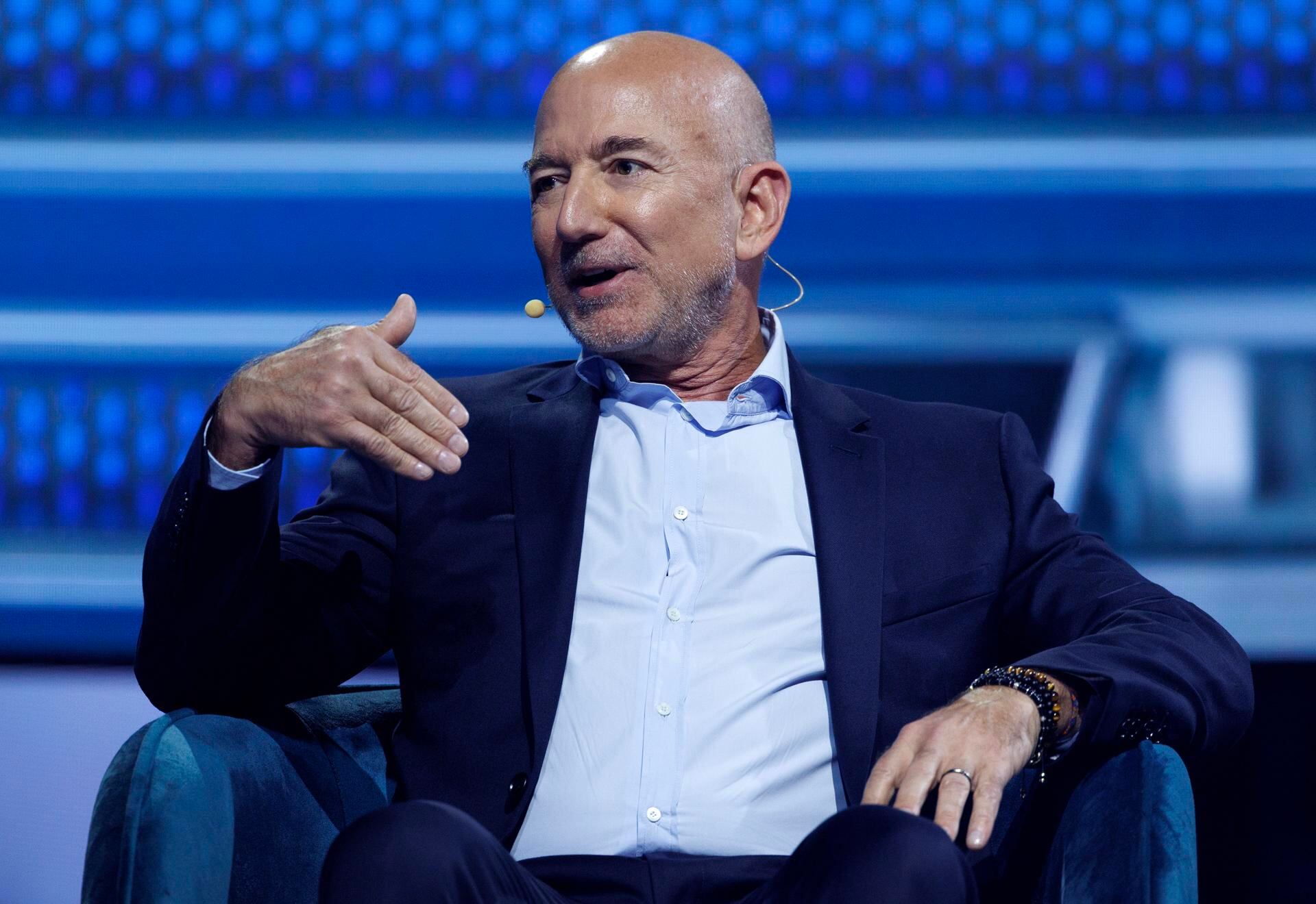 Jeff Bezos, dueño de Amazon, reveló el único trabajo que la IA no podrá ...
