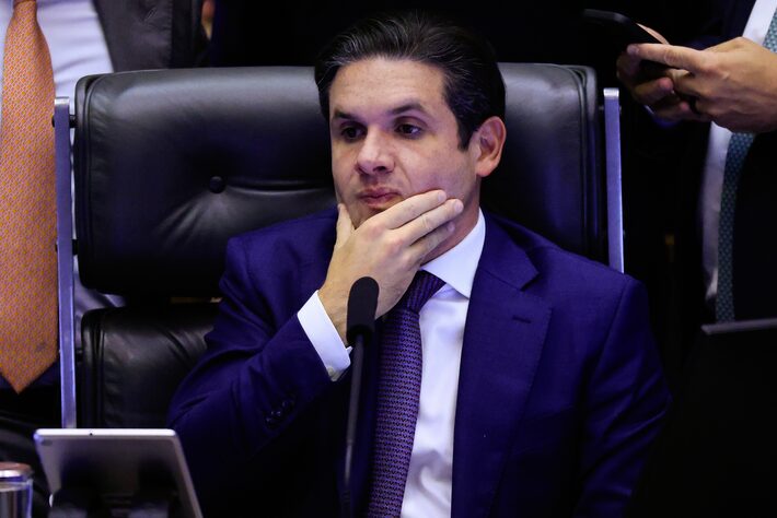 Hugo Motta entra na Justiça para retirar outdoors contra PEC da Blindagem e tem pedido negado