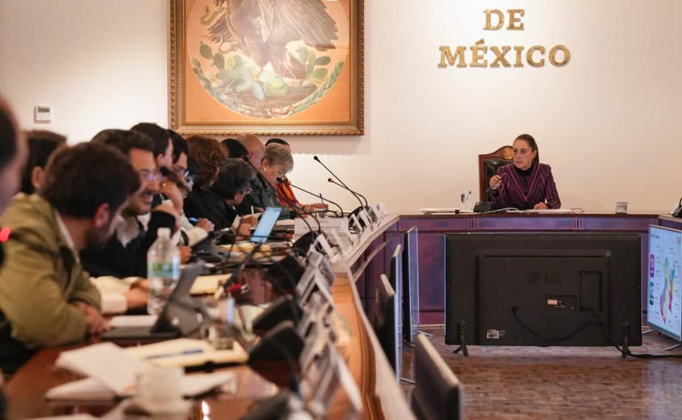 Sheinbaum reúne con su gabinete en Palacio Nacional; da seguimiento al ...