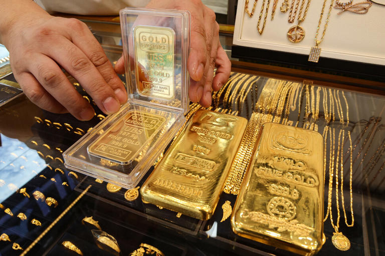 서울 종로구 한 보석가게에 놓인 골드바와 금 제품들. 연합뉴스