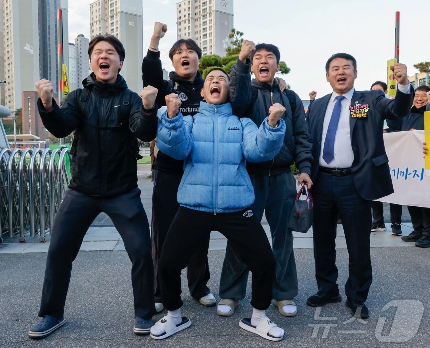교육감들도 교문앞 응원…광주·전남 86곳 3만2683명 수능 시작