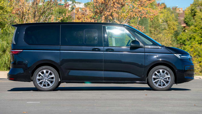 Al volante del VW Multivan e-Hybrid 245 CV DSG 4Motion, familiar a lo ...