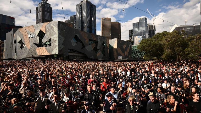 Melbourne: 374 Dudelsackspieler knacken Weltrekord – mit einem AC/DC ...