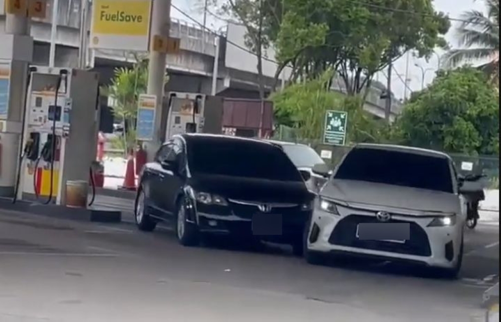 Man arrested after ramming cop in dramatic Klang petrol station ...