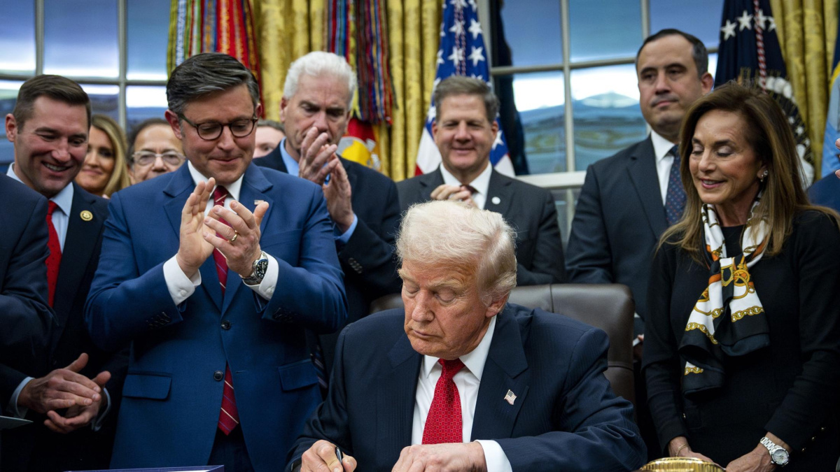 Trump firma la ley que termina con el cierre del Gobierno más largo de ...