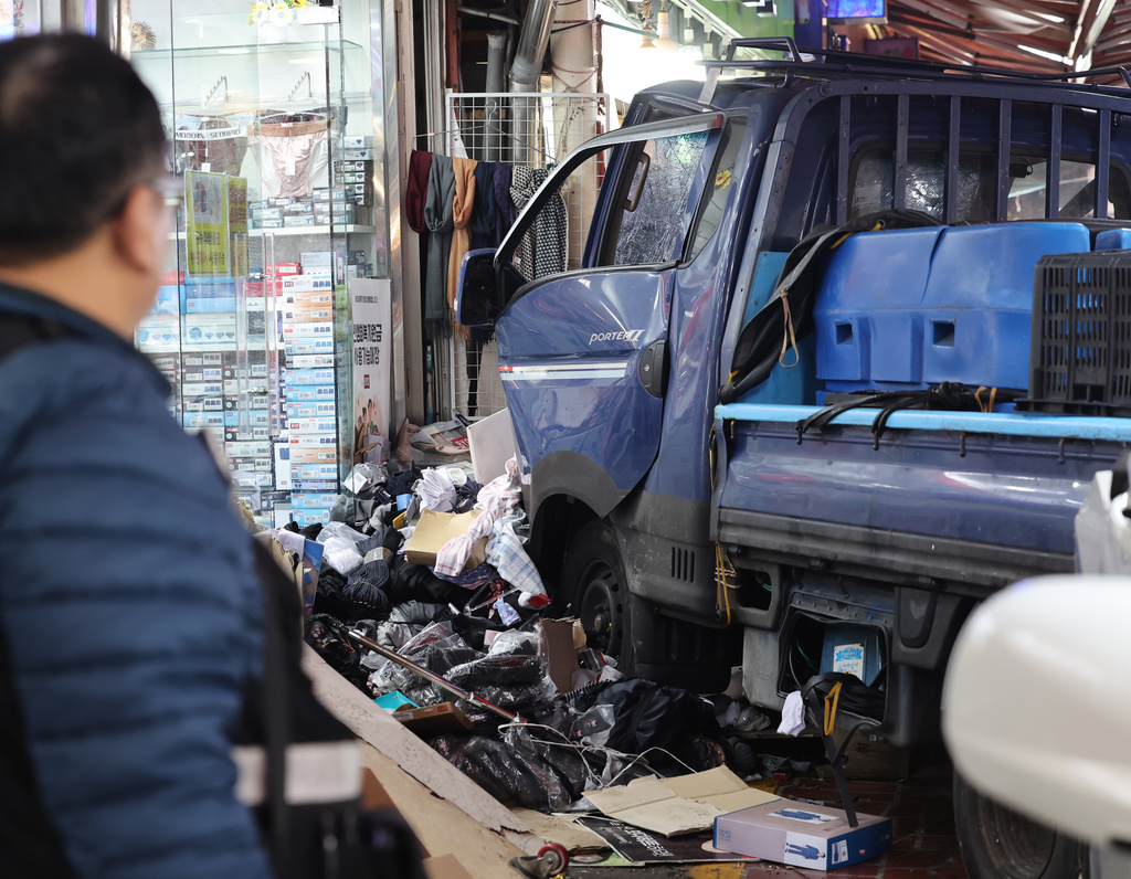 Un camión atropella a peatones en un mercado de Corea del Sur y deja 2 ...