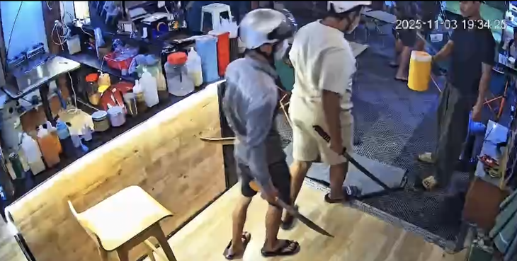 Bị chửi ‘bá dơ’, nhóm thanh thiếu niên mang mã tấu xông vào quán cà phê ở TP.HCM