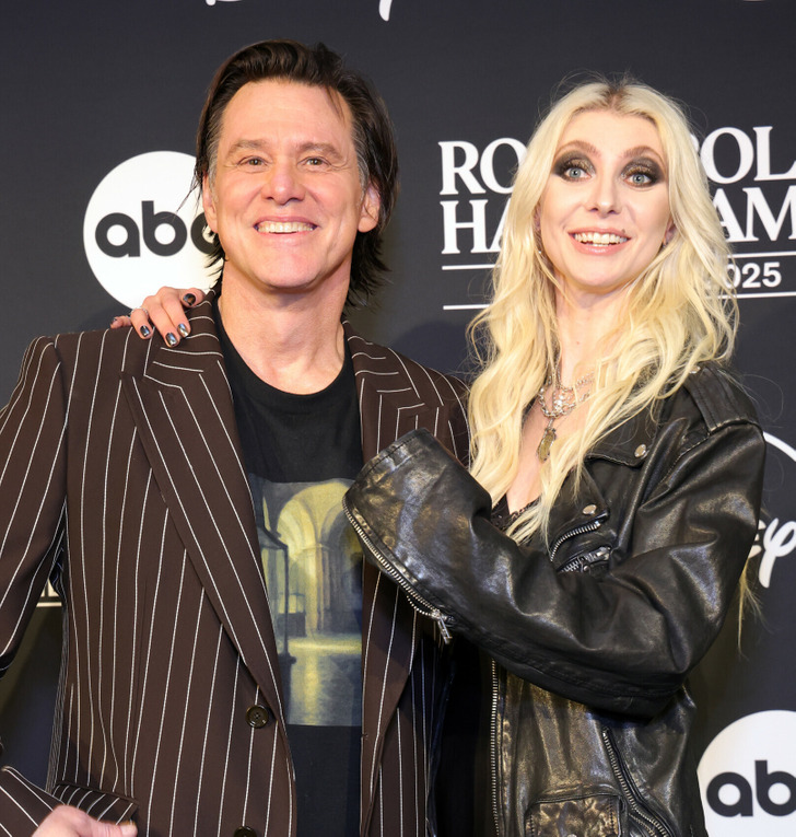 JIM CARREY MAKES RARE PUBLIC APPEARANCE FOR FRENCH C SAR HONOR visual data 6