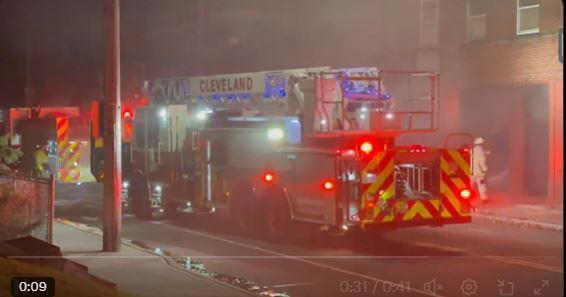 Cleveland firefighters contain apartment building fire