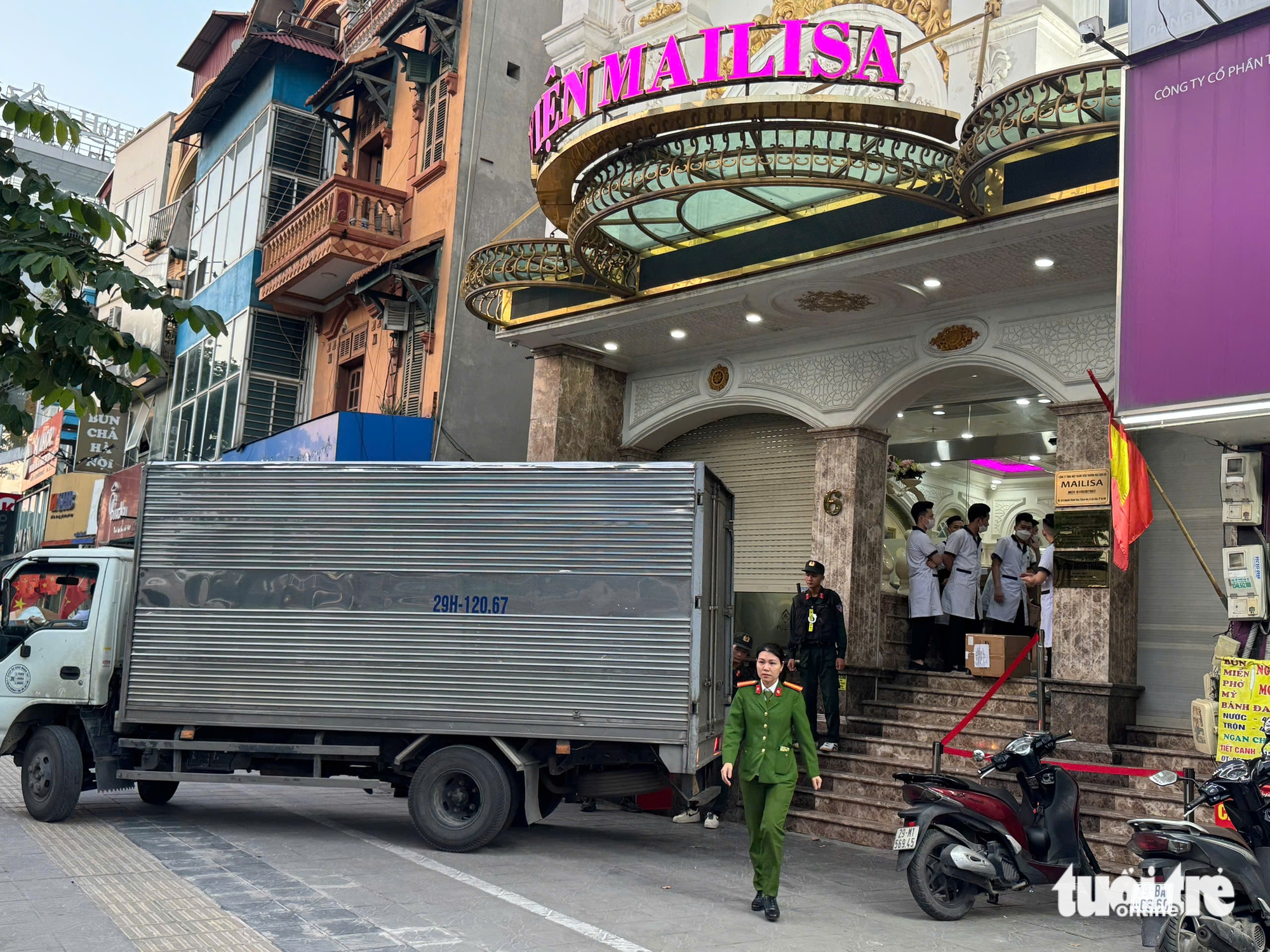 Lực lượng chức năng đưa xe tải đến để vận chuyển các thùng hồ sơ, tài liệu lên xe - Ảnh: DANH TRỌNG