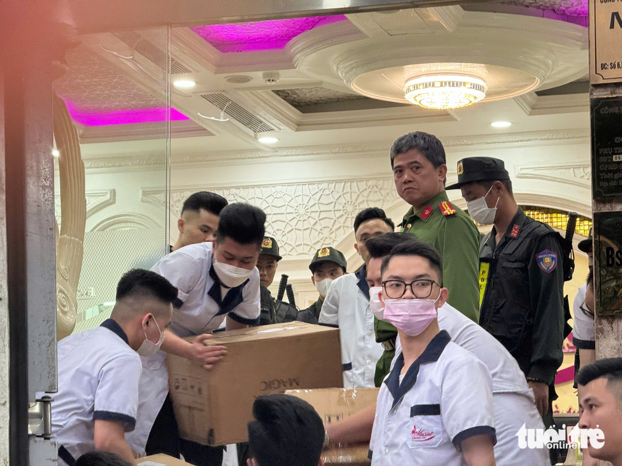 Hàng trăm thùng giấy được vận chuyển lên xe - Ảnh: DANH TRỌNG