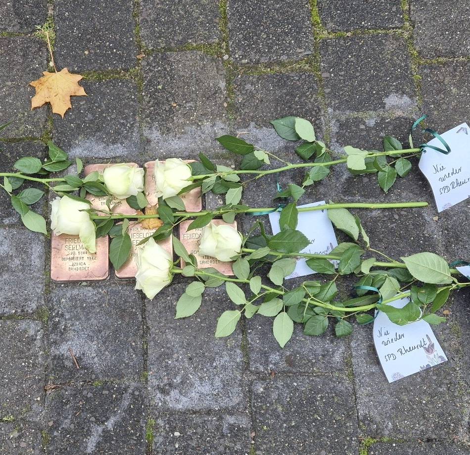 Weiße Rosen zum Gedenken