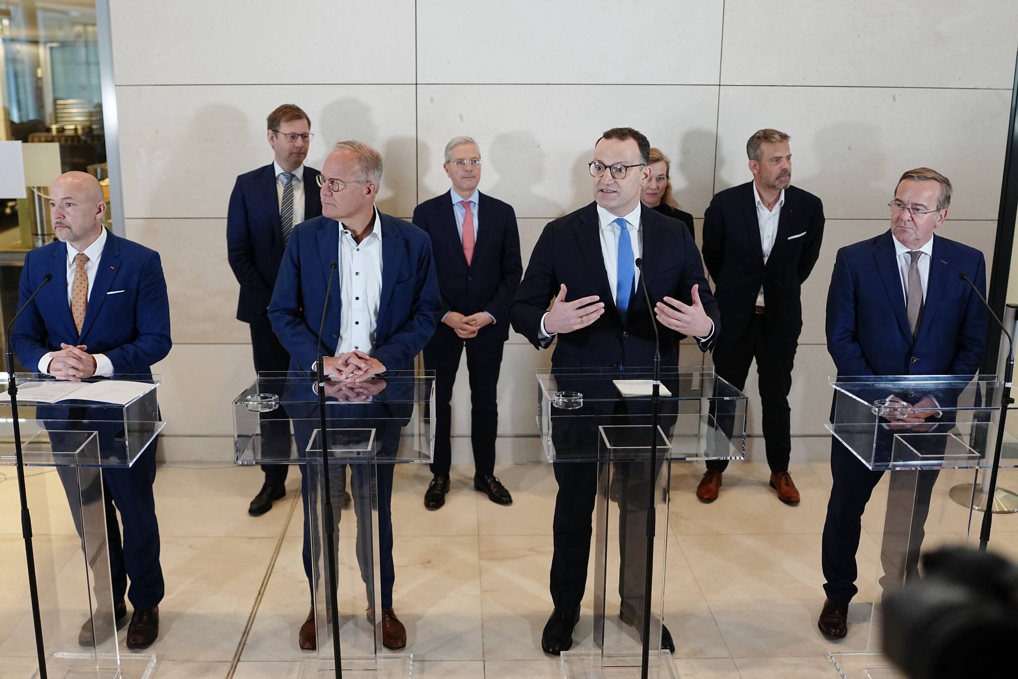 CSU-Landesgruppenchef Alexander Hoffmann (vorne l-r), SPD-Fraktionsvorsitzender Matthias Miersch, Vorsitzender der Unions-Fraktion im Bundestag Jens Spahn und Verteidigungsminister Boris Pistorius (SPD) bei der Pressekonferenz zur Grundsatzeinigung im Streit um die Wehrdienst-Reform. Quelle: Kay Nietfeld/dpa