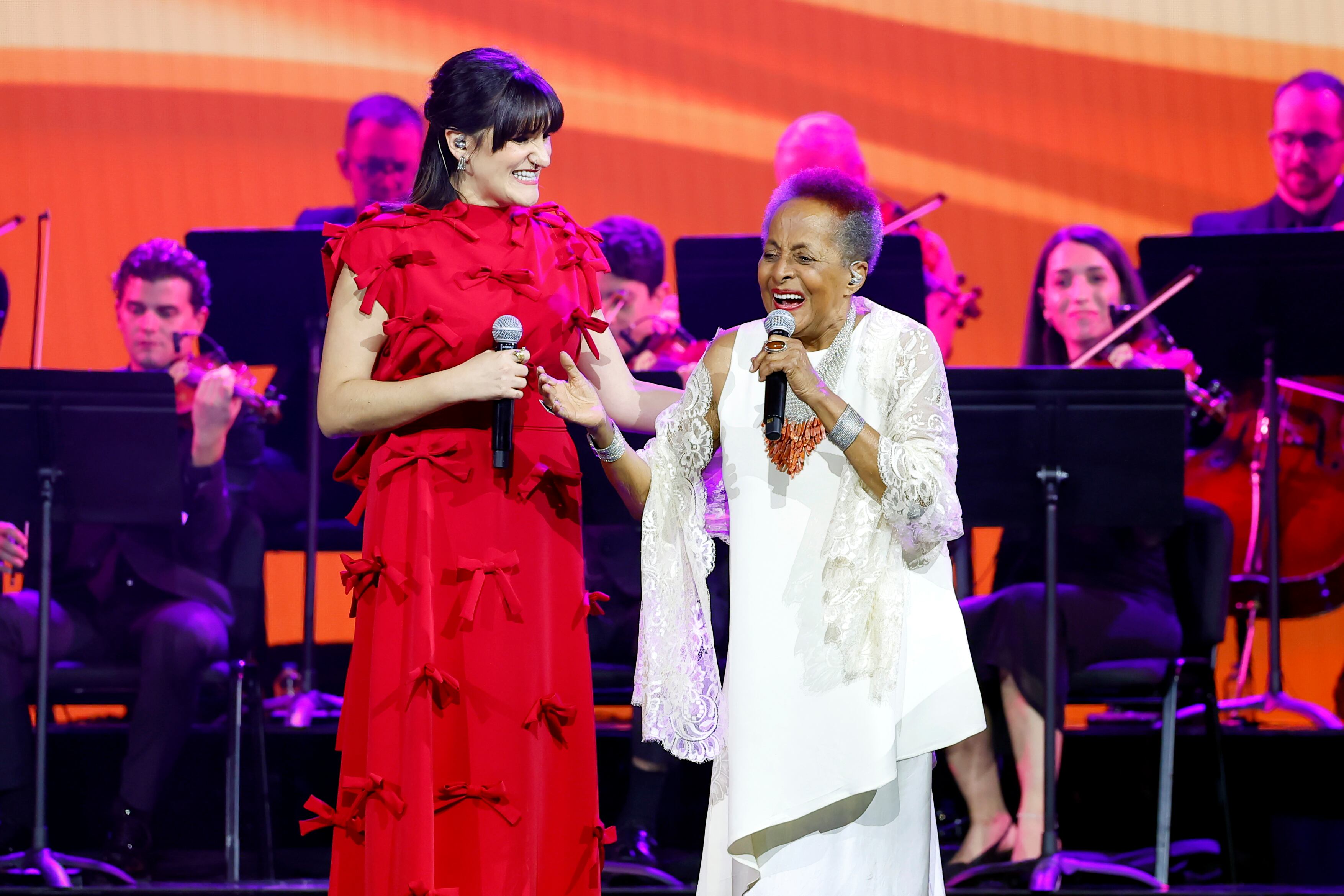 Rozalén y Susana Baca cantan una versión de Raphael durante la entrega del reconocimiento como Persona del Año, el 12 de noviembre de 2025 en Las Vegas.