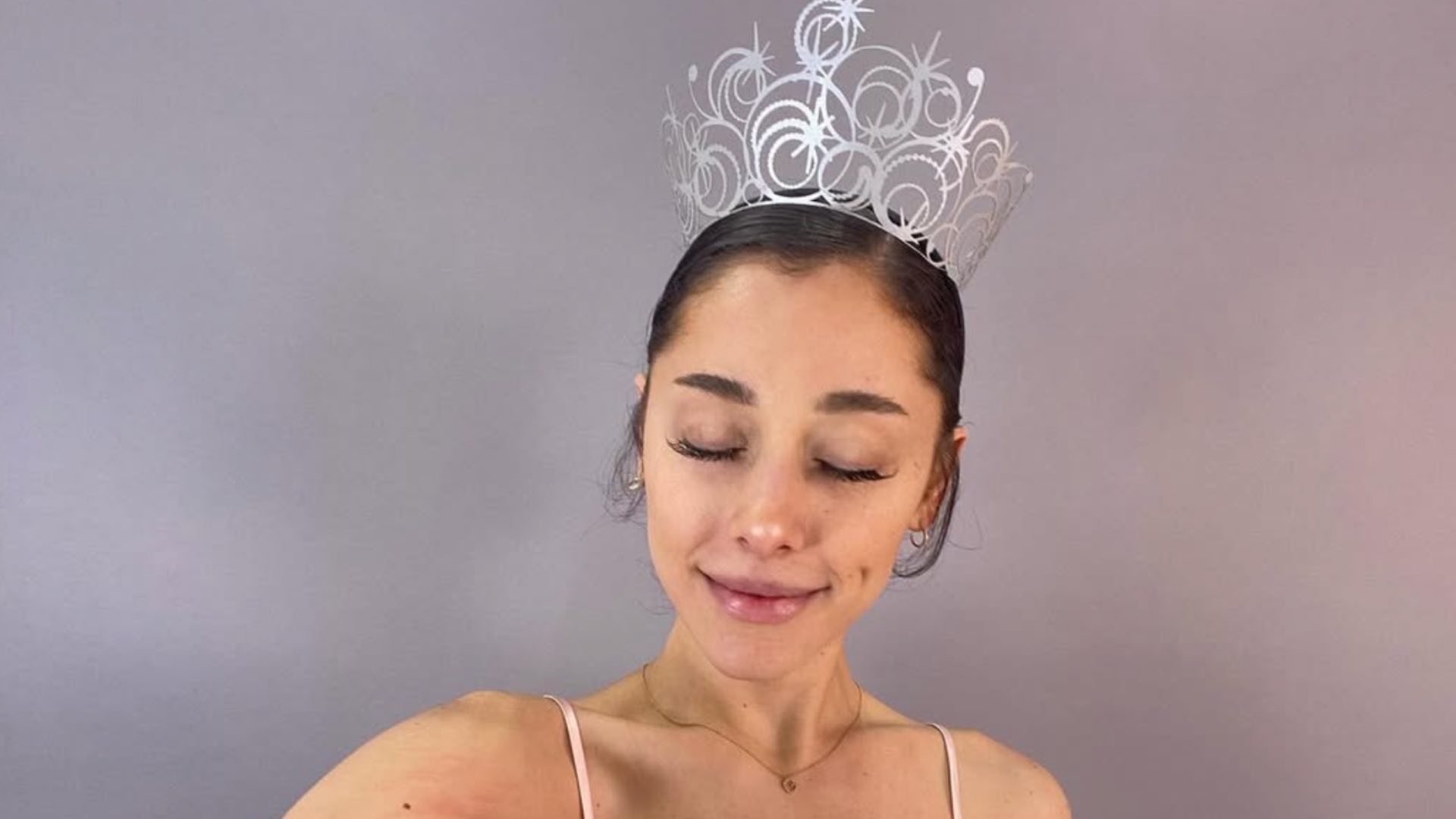 "Is she sick?" Ariana Grande's condition worries her fans