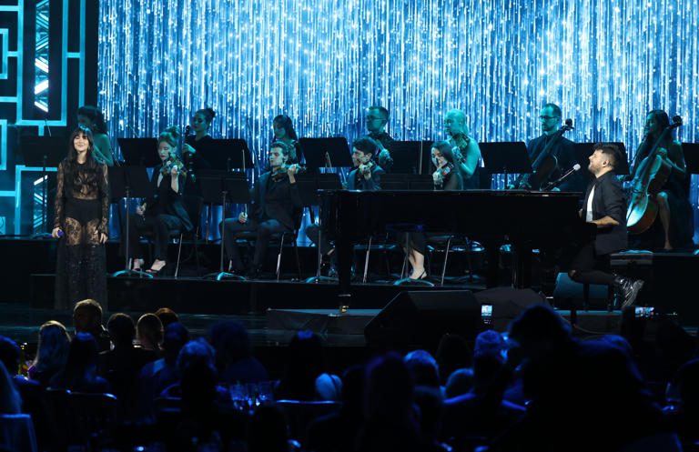 Aitana y Pablo López cantan a Raphael durante la entrega del reconocimiento como Persona del Año, el 12 de noviembre de 2025 en Las Vegas.