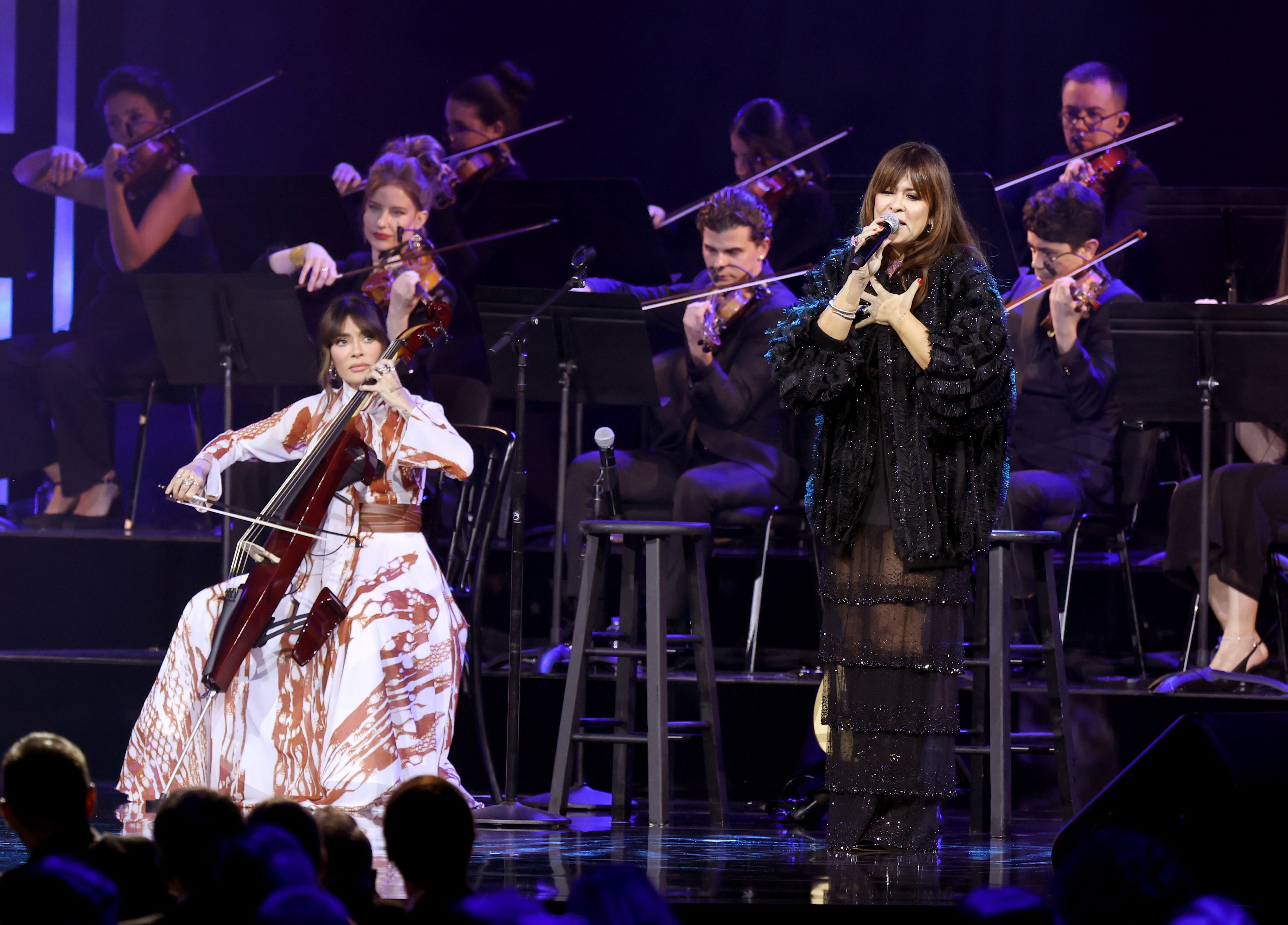 Kany García y Vanesa Martín, en la entrega del reconocimiento como Persona del Año al cantante Raphael, el 12 de noviembre de 2025 en Las Vegas.