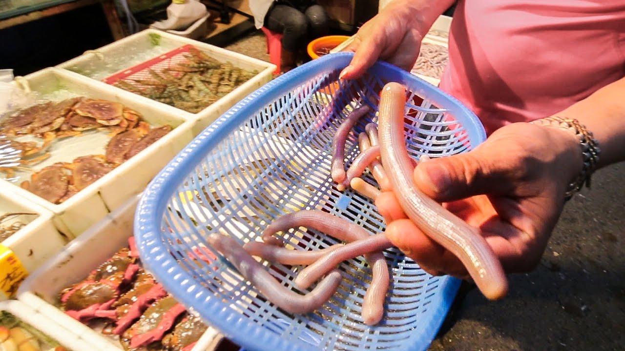 Street Food Heaven in Guangzhou — BBQ, Seafood, and Cantonese Classics