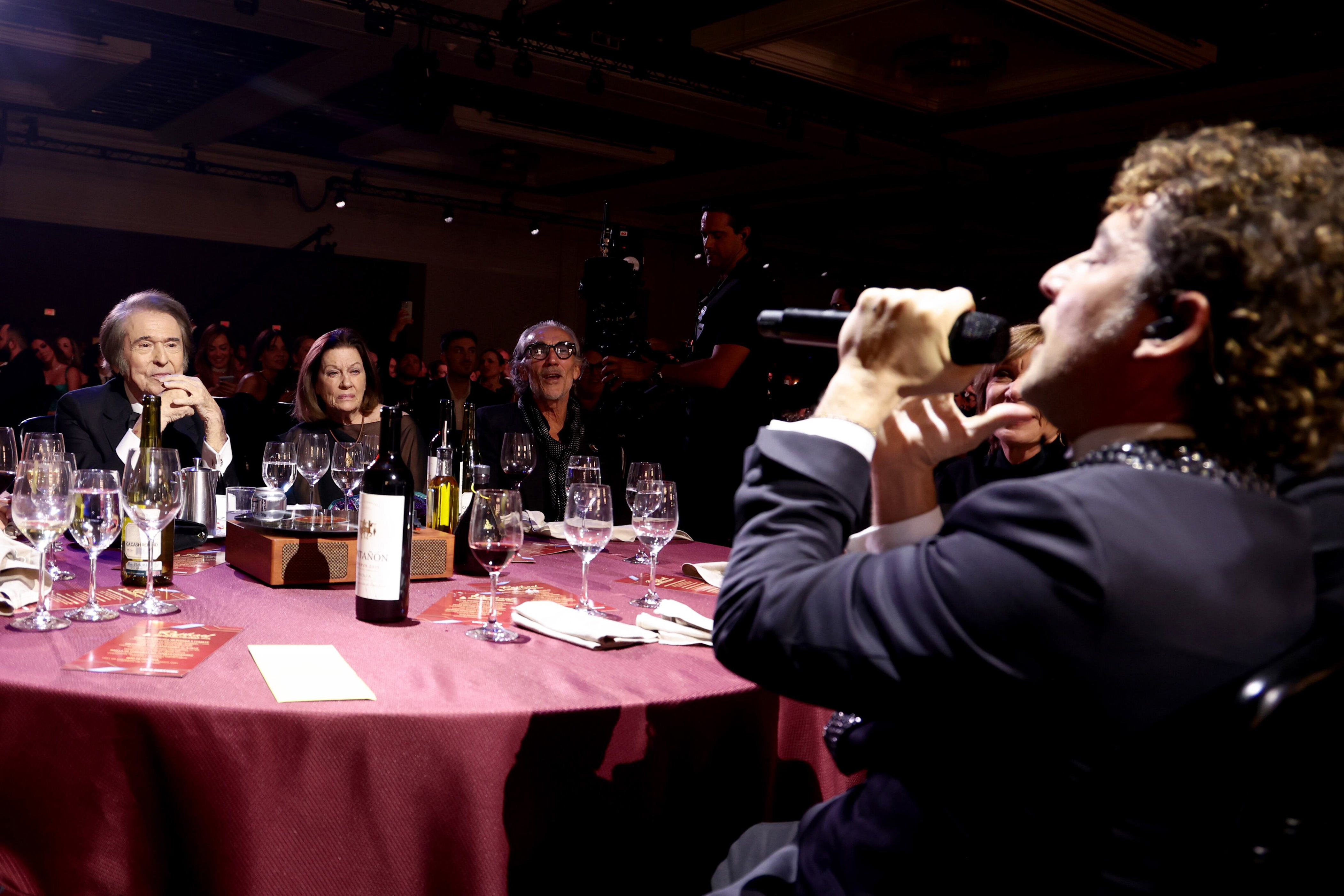 David Bisbal se sienta en la mesa ante Raphael, su esposa y sus amigos y familiares durante la entrega del reconocimiento como Persona del Año, el 12 de noviembre de 2025 en Las Vegas.