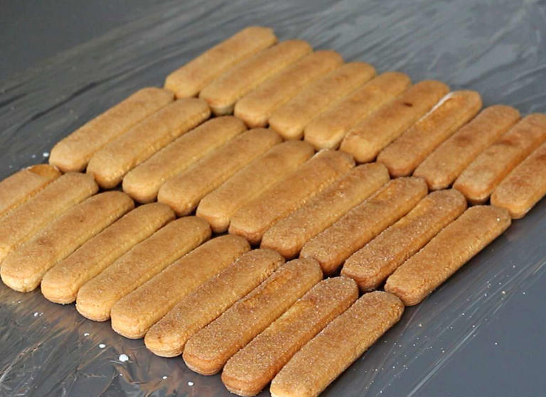 Passo 3 - Bolo tronco de Natal com frutas vermelhas: sem forma