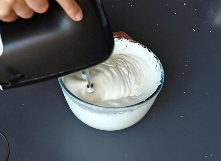 Passo 1 - Bolo tronco de Natal com frutas vermelhas: sem forma