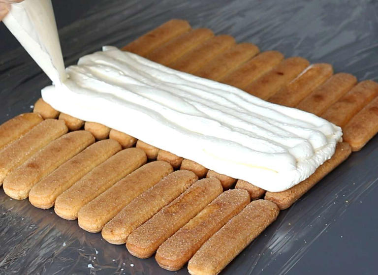 Passo 4 - Bolo tronco de Natal com frutas vermelhas: sem forma