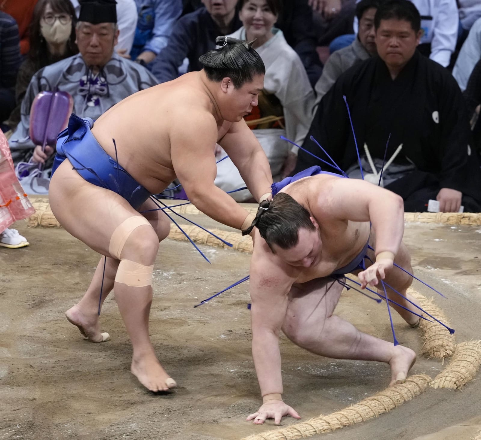Sumo: Aonishiki handed 1st defeat as Onosato, Fujinokawa lead Kyushu meet
