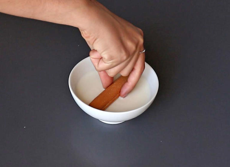 Passo 2 - Bolo tronco de Natal com frutas vermelhas: sem forma