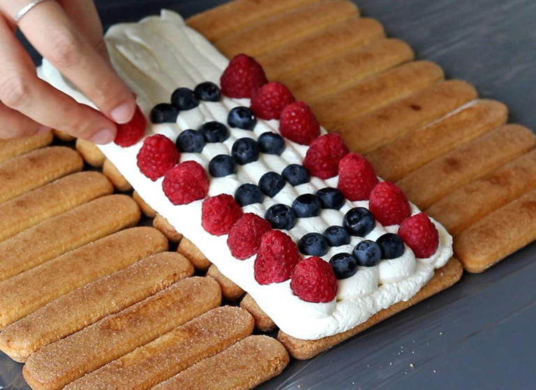 Passo 5 - Bolo tronco de Natal com frutas vermelhas: sem forma