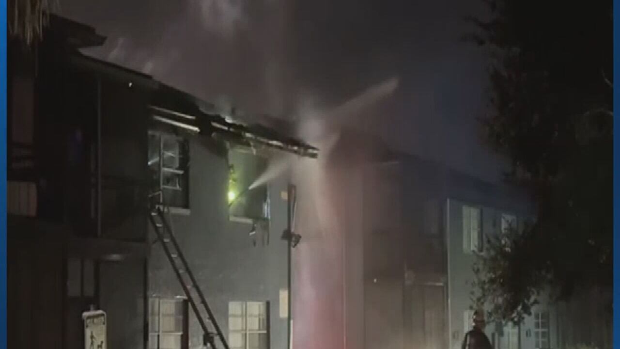 Apartment fire forces residents into morning cold in Orlando
