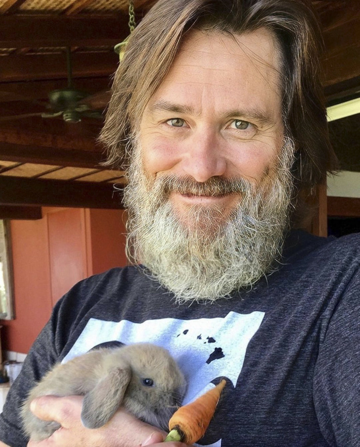 JIM CARREY MAKES RARE PUBLIC APPEARANCE FOR FRENCH C SAR HONOR visual data 5