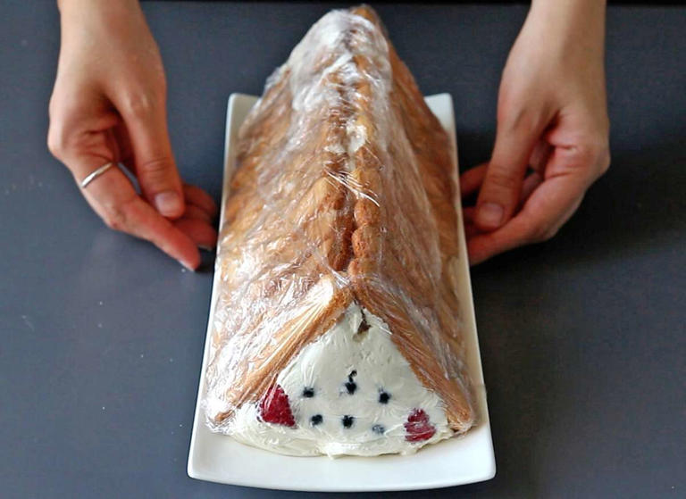 Passo 7 - Bolo tronco de Natal com frutas vermelhas: sem forma