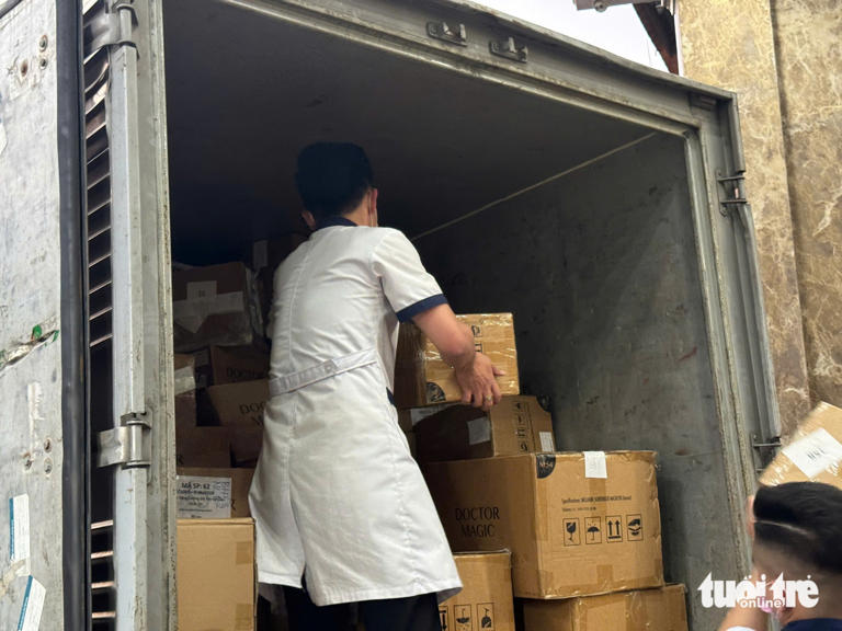Chiếc xe tải chất đầy các thùng giấy đựng tài liệu, máy móc - Ảnh: DANH TRỌNG