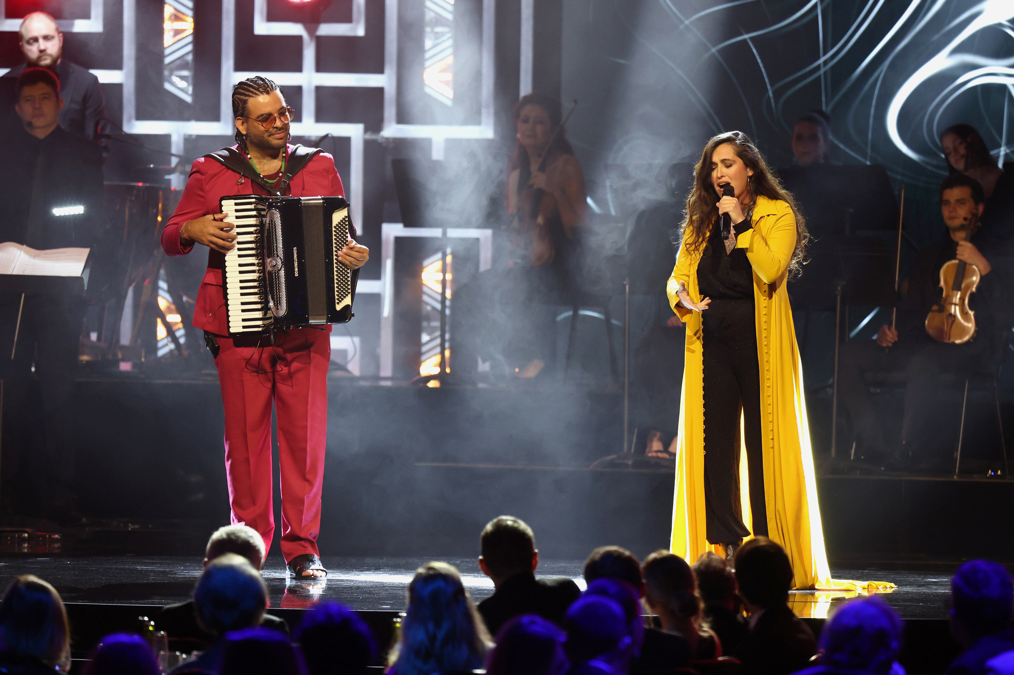 Mestrinho y Sílvia Pérez Cruz, en la entrega del reconocimiento como Persona del Año a Raphael, el 12 de noviembre de 2025 en Las Vegas.