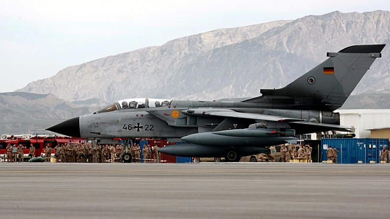 Первые «Торнадо» из разведывательного крыла 51-го крыла ВВС Германии «Иммельман» в лагере Мармаль в Мазари-Шарифе, Афганистан, 5 апреля 2007 года.